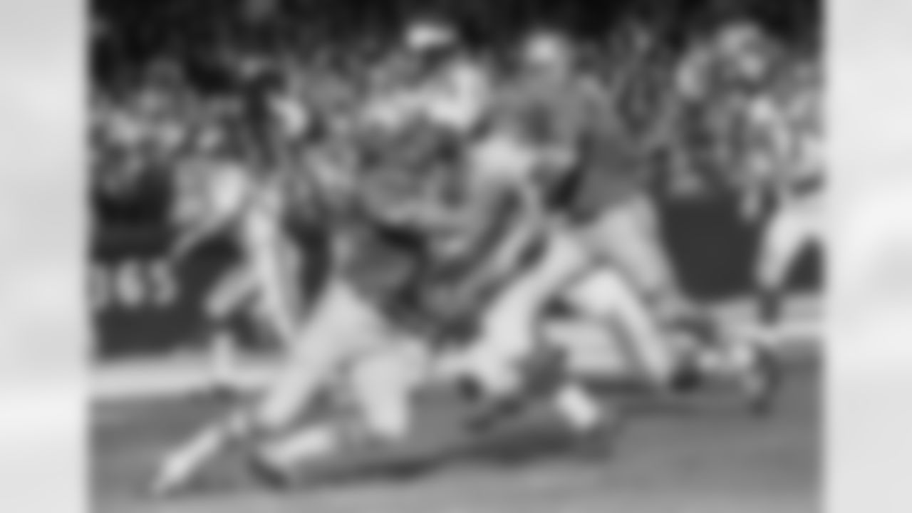 Minnesota Viking's Dave Osborn runs around his left end after taking handoff from quarterback Gary Cuozzo to advance the ball to the six yard line in second quarter of the game with Detroit Lions in Detroit, Nov. 1, 1970. Lions Dick LeBeau (44) makes the tackle with Alex Karras (71). Bob Grim (27) of Vikings is in the background. (AP Photo/Richard Sheinwald)