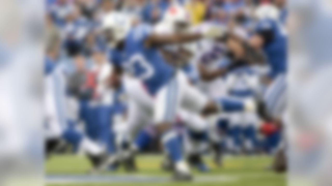 Indianapolis Colts running back Frank Gore (23) gains yards on a run against the Buffalo Bills during the first half of an NFL football game on Sunday, Sept. 13, 2015, in Orchard Park, N.Y. (AP Photo/Gary Wiepert)