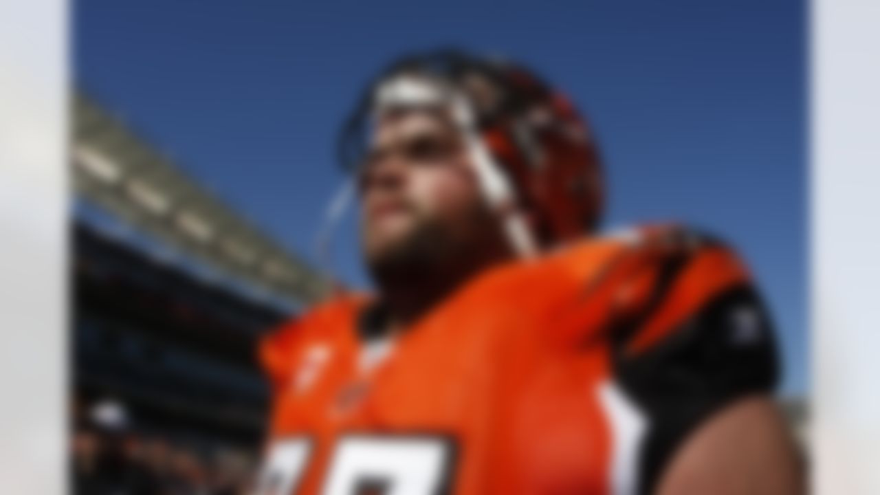 Cincinnati Bengals tackle Andrew Whitworth (77) in action against the Houston Texans in the first half of an NFL football game, Sunday, Oct. 18, 2009, in Cincinnati.