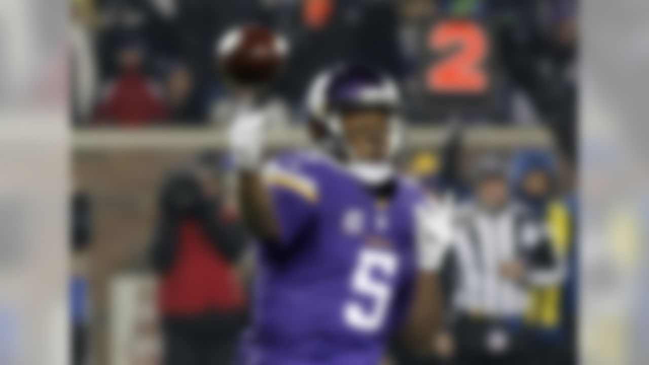 Minnesota Vikings quarterback Teddy Bridgewater (5) throws during the first half of an NFL football game against the New York Giants, Sunday, Dec. 27, 2015, in Minneapolis. (AP Photo/Andy Clayton-King)