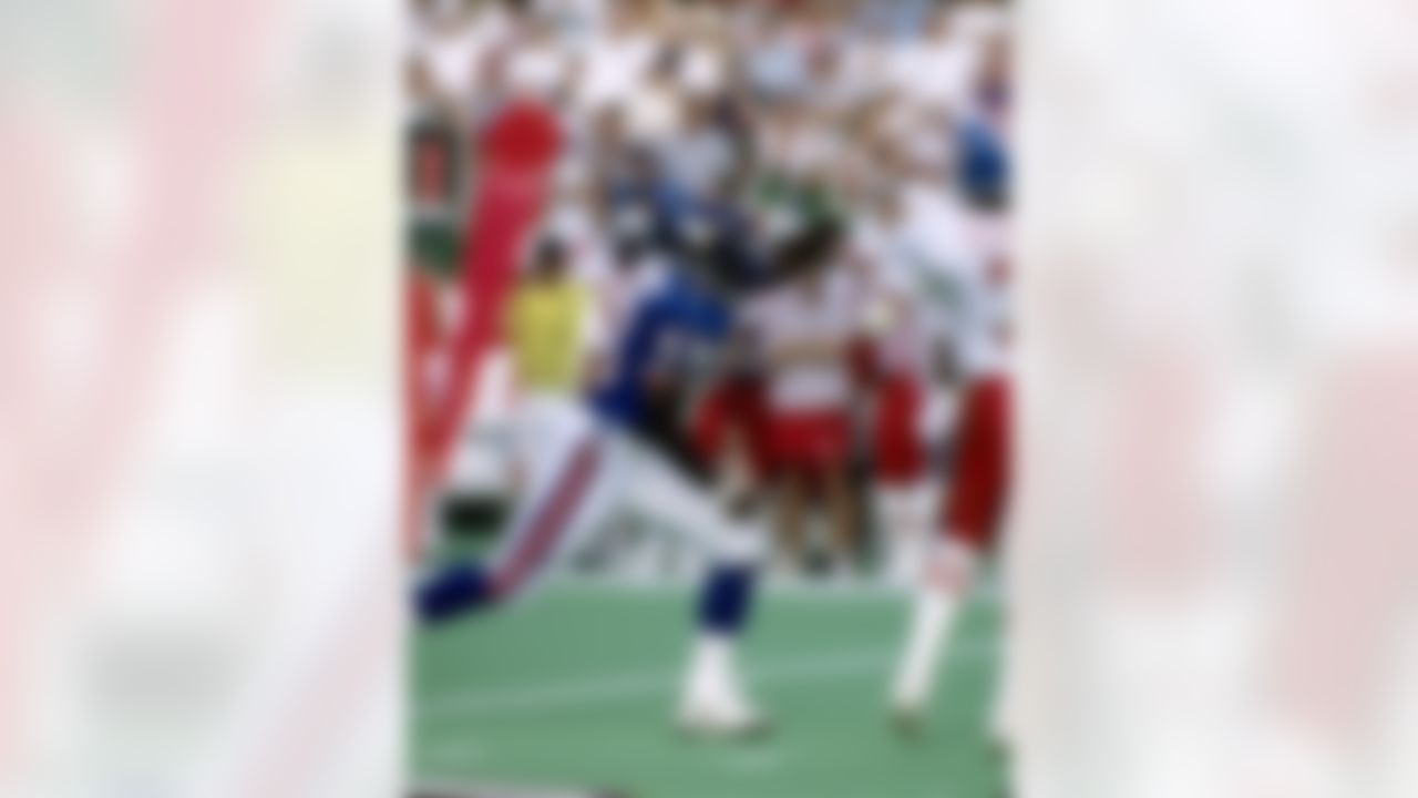 NFC defensive end Chris Doleman of the Minnesota Vikings puts pressure on Broncos quarterback John Elway during the NFC's 17-3 victory over the AFC in the 1994 NFL Pro Bowl played on February 6, 1994 at Aloha Stadium in Honolulu, Hawaii. (AP Photo/NFL Photos)