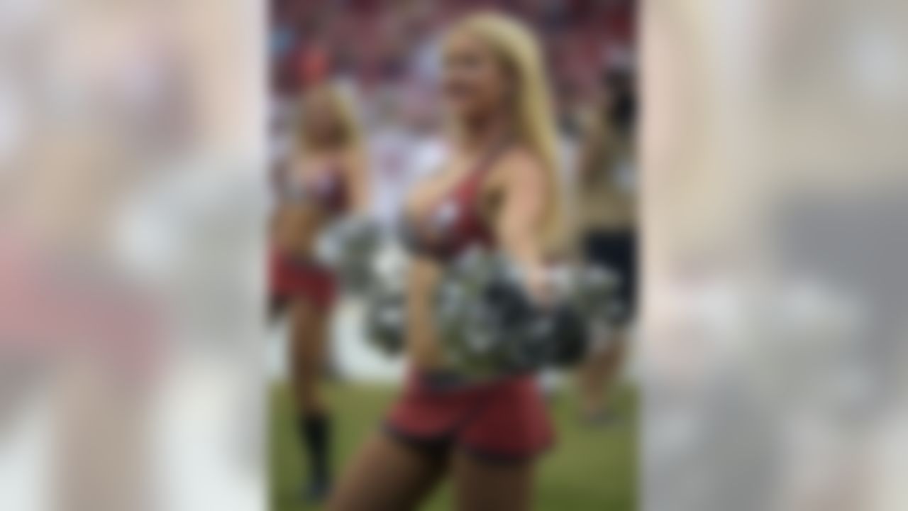 NFL Cheerleaders Photo Gallery - Muscle & Fitness