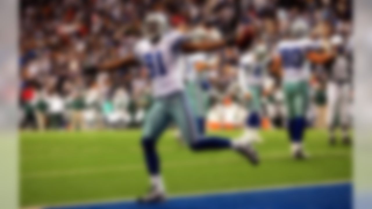 DALLAS - NOVEMBER 22:  Wide receiver Terrell Owens #81 of the Dallas Cowboys celebrates a touchdown against the New York Jets in the fourth quarter at Texas Stadium November 22, 2007 in Irving, Texas.  (Photo by Ronald Martinez/Getty Images)