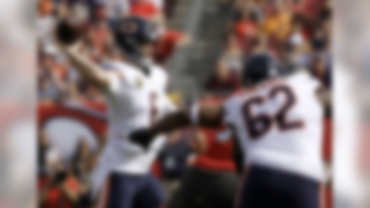 Chicago Bears quarterback Jay Cutler (6) throws a pass against the Tampa Bay Buccaneers during the first quarter of an NFL football game Sunday, Dec. 27, 2015, in Tampa, Fla. (AP Photo/Chris O'Meara)