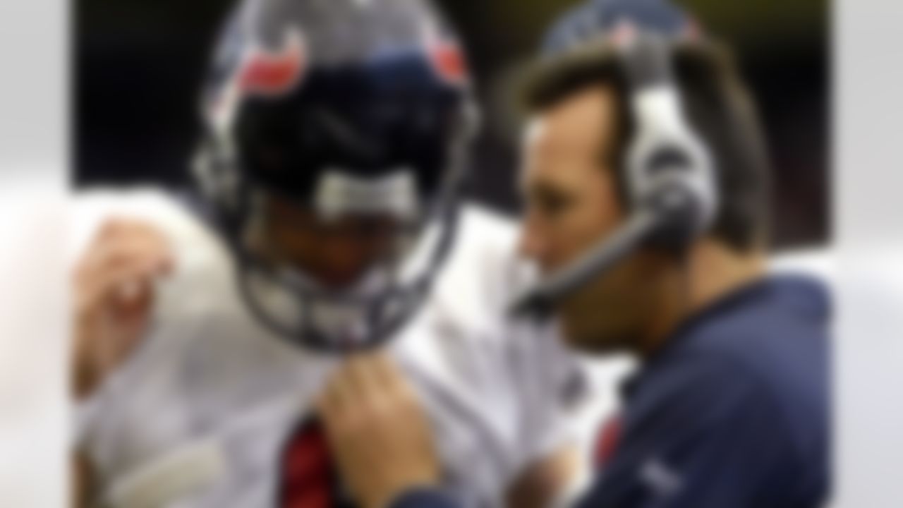 ATLANTA, GA - SEPTEMBER 30: Coach Gary Kubiak of the Houston Texans talks strategy with quarterback Matt Schaub #8 during play against the Atlanta Falcons at the Georgia Dome on September 30, 2007 in Atlanta, Georgia. The Falcons won 26 - 16. (Photo by Al Messerschmidt/Getty Images)