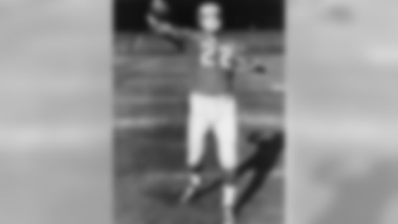 Hall of Fame quarterback Bobby Layne (22) of the Detroit Lions. (Pro Football Hall of Fame)