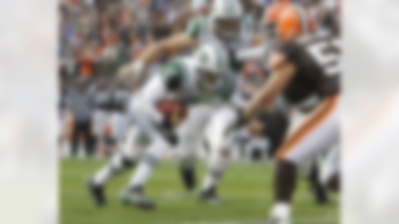New York Jets quarterback Mark Sanchez (6) runs for a one-yard touchdown in the second quarter of an NFL football game against the Cleveland Browns, Sunday, Nov. 14, 2010, in Cleveland. (AP Photo/Mark Duncan)