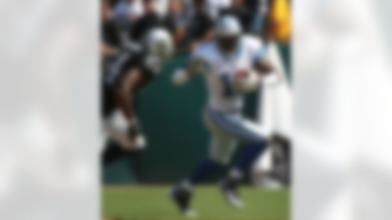 OAKLAND, CA - SEPTEMBER 09:  Roy Williams #11 of the Detroit Lions runs with the ball as Sam Williams #54 of the Oakland Raiders defends during an NFL game on September 9, 2007 at McAfee Coliseum in Oakland, California.  (Photo by Jed Jacobsohn/Getty Images)