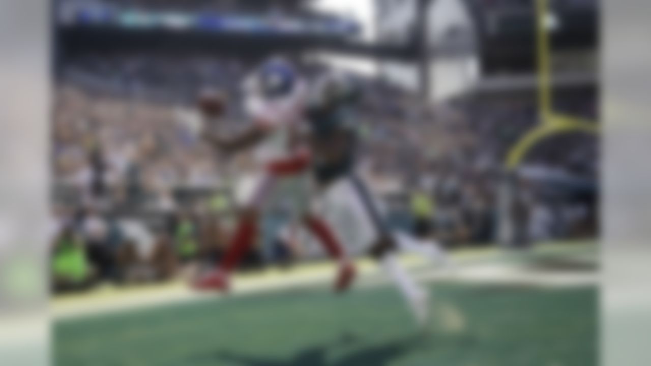 New York Giants' Odell Beckham, left, catches a touchdown against Philadelphia Eagles' Jalen Mills during the second half of an NFL football game, Sunday, Sept. 24, 2017, in Philadelphia.