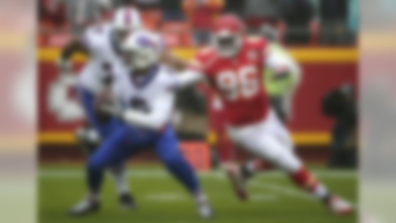 Buffalo Bills quarterback Tyrod Taylor (5) looks for a receiver under pressure from Kansas City Chiefs defensive lineman Jaye Howard (96) during the first half of an NFL football game in Kansas City, Mo., Sunday, Nov. 29, 2015. (AP Photo/Charlie Riedel)