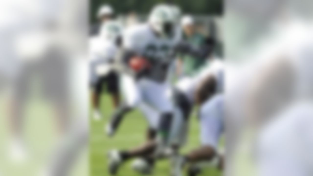 New York Jets running back Shonn Greene runs with the ball at NFL football training camp on Sunday, July 29, 2012, in Cortland, N.Y. (AP Photo/Bill Kostroun)