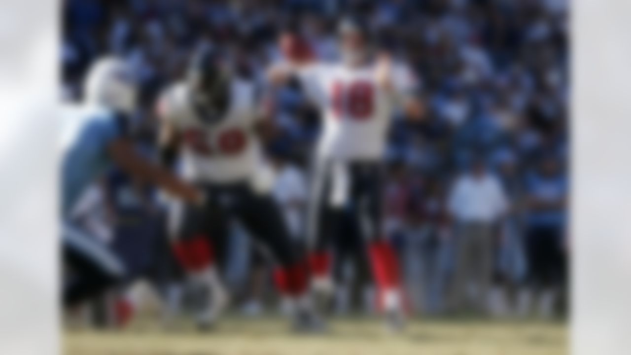 NASHVILLE, TN - OCTOBER 29:  Quarterback Sage Rosenfels #18 of the Houston Texans passes the ball against the Tennessee Titans during the NFL game on October 29, 2006 at LP Field in Nashville, Tennessee.  The Titans won 28-22.