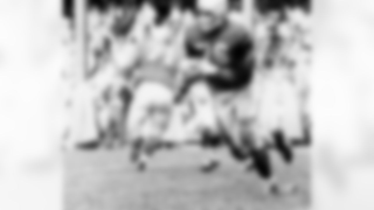 Detroit Lions tackle Lou Creekmur (76) returns a kickoff during play against the Green Bay Packers at Tiger Stadium in Detroit, Mich., Nov. 27, 1958. (National Football League)