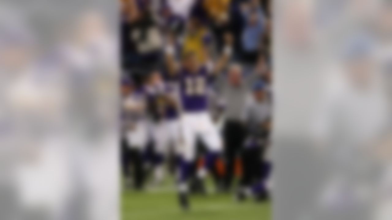 MINNEAPOLIS - NOVEMBER 09: Quarterback Gus Frerotte #12 of the Minnesota Vikings celebrates after the Green Bay Packers missed a would be game winning field goal attempt in the final minute on November 9, 2008 at the Metrodome in Mineapolis, Minnesota.  (Photo by Stephen Dunn/Getty Images)