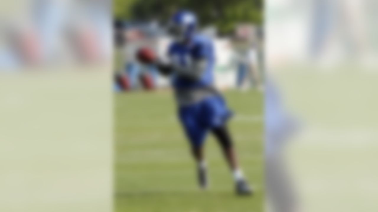 New York Giants' Kenny Phillips wears a knee brace during NFL football training camp in Albany, N.Y., Monday, Aug. 9, 201. 0 (AP Photo/Hans Pennink)