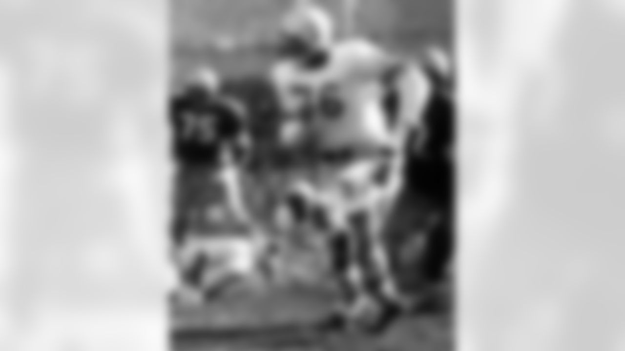 Hall of Fame tackle Lou Creekmur of the Detroit Lions looks to block in a 1957 game. (Frank Rippon/NFL)