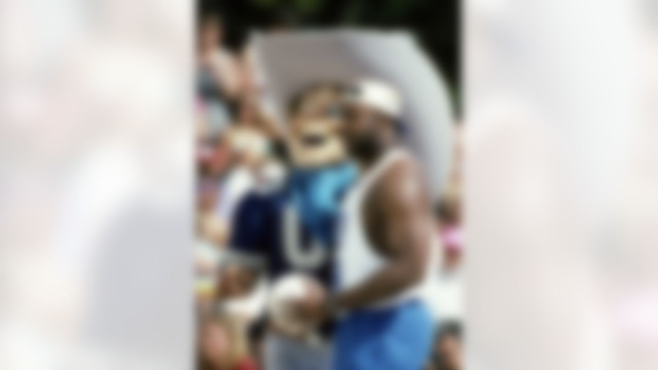 Minnesota Vikings defensive end Chris Doleman competes in the Pro Bowl Beach Challenge before the NFL Pro Bowl, a 17-3 NFC victory on February 6, 1994, at Aloha Stadium in Honolulu, Hawaii. (AP Photo/NFL Photos)