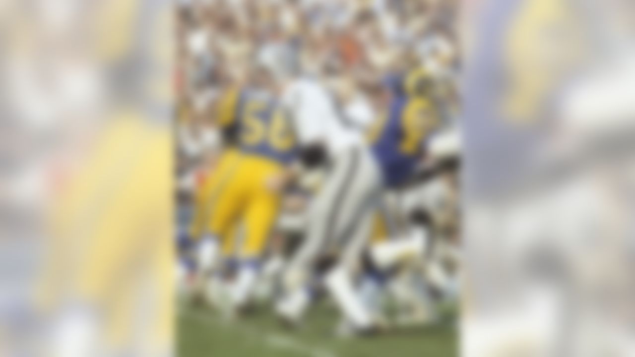 Tight end Dave Casper #87 of the Oakland Raiders runs a pass pattern against the Los Angeles Rams at the Los Angeles Memorial Coliseum on December 4, 1977 in Los Angeles, California. The Rams defeated the Raiders 20-14. (National Football League)