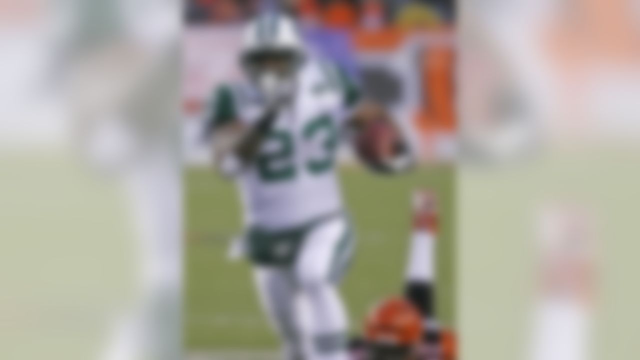 New York Jets running back Shonn Greene (23) runs for a 39-yard touchdown against the Cincinnati Bengals in the first half of an NFL wild-card playoff football game, Saturday, Jan. 9, 2010, in Cincinnati. (AP Photo/David Kohl)