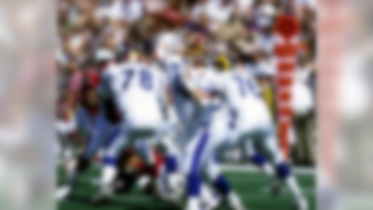 Quarterback Brad Johnson of the Washington Redskins (14), playing for the NFC, throws downfield during the 2000 Pro Bowl, a 51 to 31 NFC victory played on February 06, 2000 at Aloha Stadium in Honolulu, Hawaii. Photo by NFL/WireImage.com.