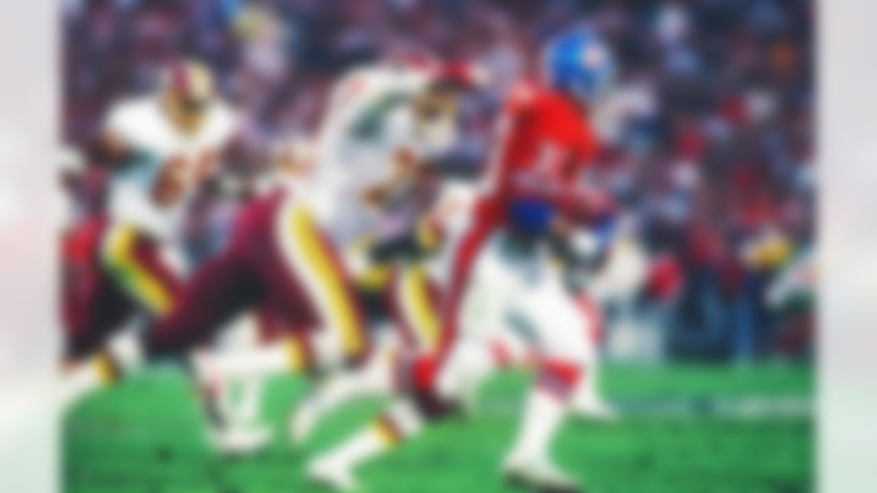 Denver Broncos running back Gene Lang (33) turns the corner and heads downfield during Super Bowl XXII between the Washington Redskins and the Denver Broncos on January 31, 1988 in San Diego, CA. (AP Photo/Paul Spinelli)
