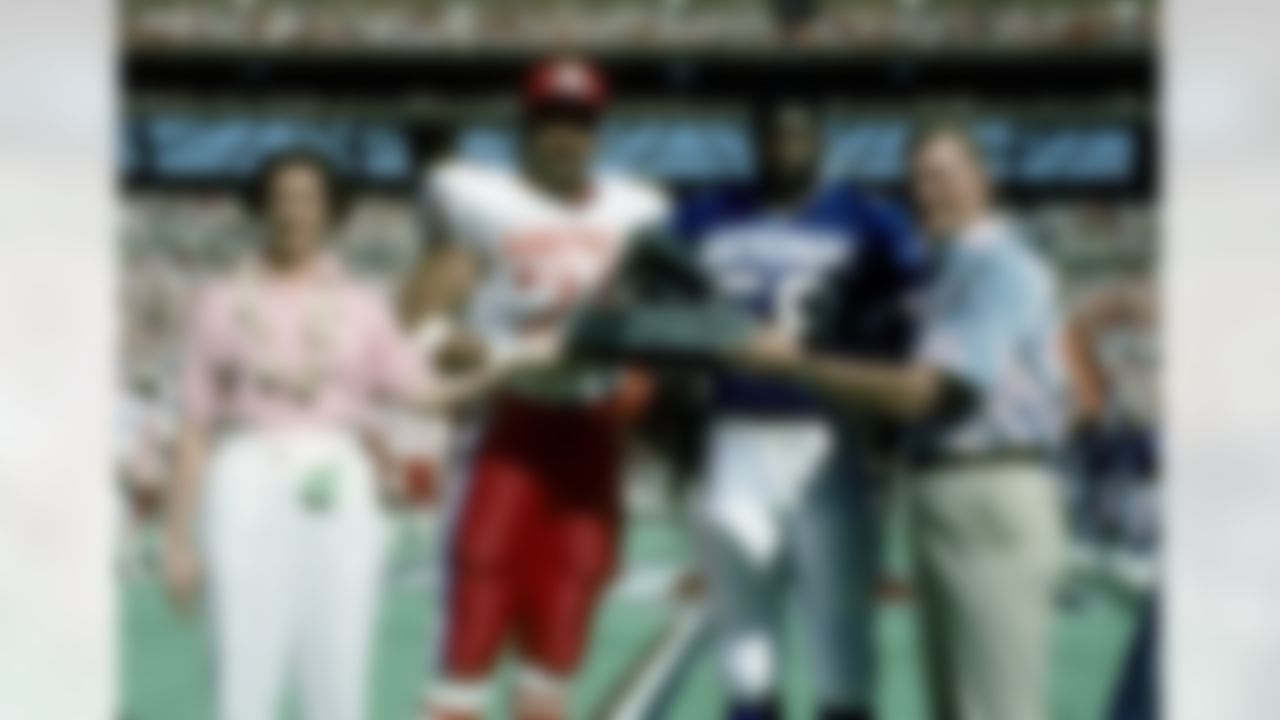Cincinnati Bengals Hall of Fame tackle Anthony Munoz (78) and Minnesota Vikings defensive end Chris Doleman (58) accept the Linemen of the Year award at the NFL Pro Bowl, a 34-3 NFC victory on January 29, 1989, at Aloha Stadium in Honolulu, Hawaii. (AP Photo/NFL Photos)