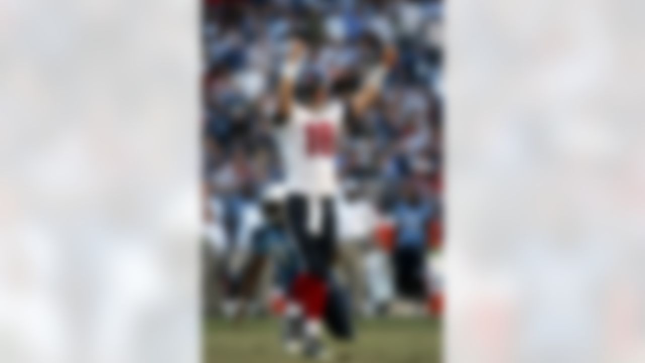 NASHVILLE, TN - OCTOBER 29:  Quarterback Sage Rosenfels #18 of the Houston Texans celebrates during the game against the Tennessee Titans on October 29, 2006 at LP Field in Nashville, Tennessee.  The Titans won 28-22. Photo by Getty Images.