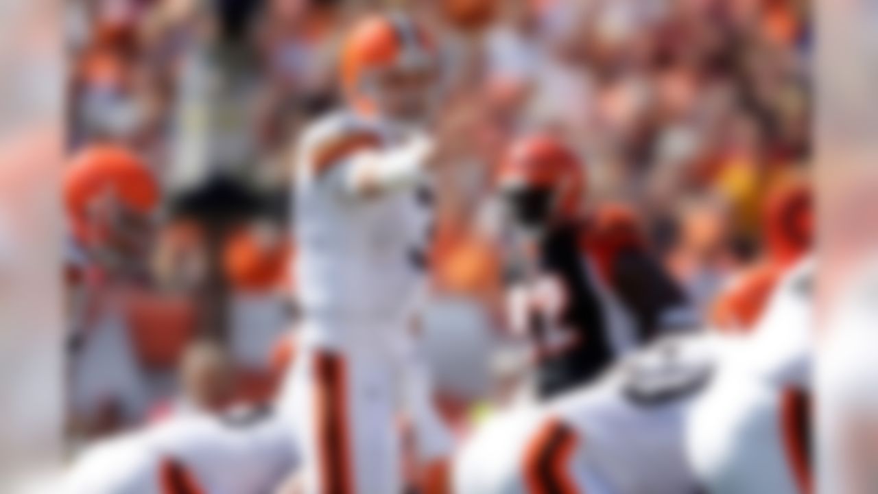 CINCINNATI - SEPTEMBER 28:  Derek Anderson #3 of the Cleveland Browns gives instructions to his team during the NFL game against the Cincinnati Bengals on September 28, 2008 at Paul Brown Stadium in Cincinnati, Ohio.  (Photo by Andy Lyons/Getty Images)