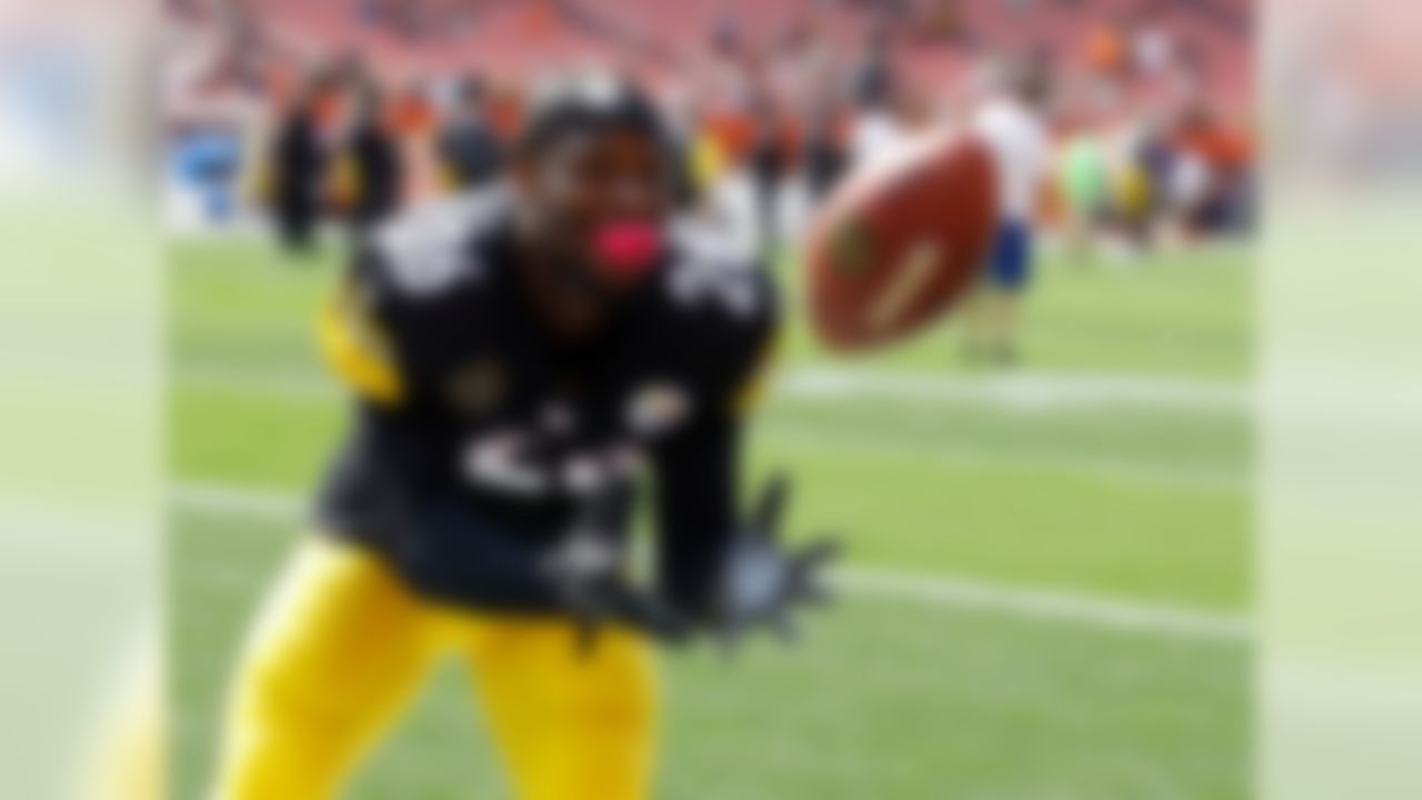 Pittsburgh Steelers running back Le'Veon Bell plays catch with fans before an NFL football game between the Pittsburgh Steelers and the Cleveland Browns, Sunday, Sept. 10, 2017, in Cleveland.