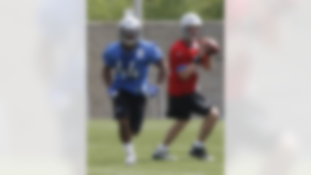 Detroit Lions quarterback Taylor Bennett, right, prepares to throw to running back Jahvid Best  during rookie football mini-camp at the team's practice facility in Allen Park, Mich, Friday, April 30, 2010. (AP Photo/Carlos Osorio)
