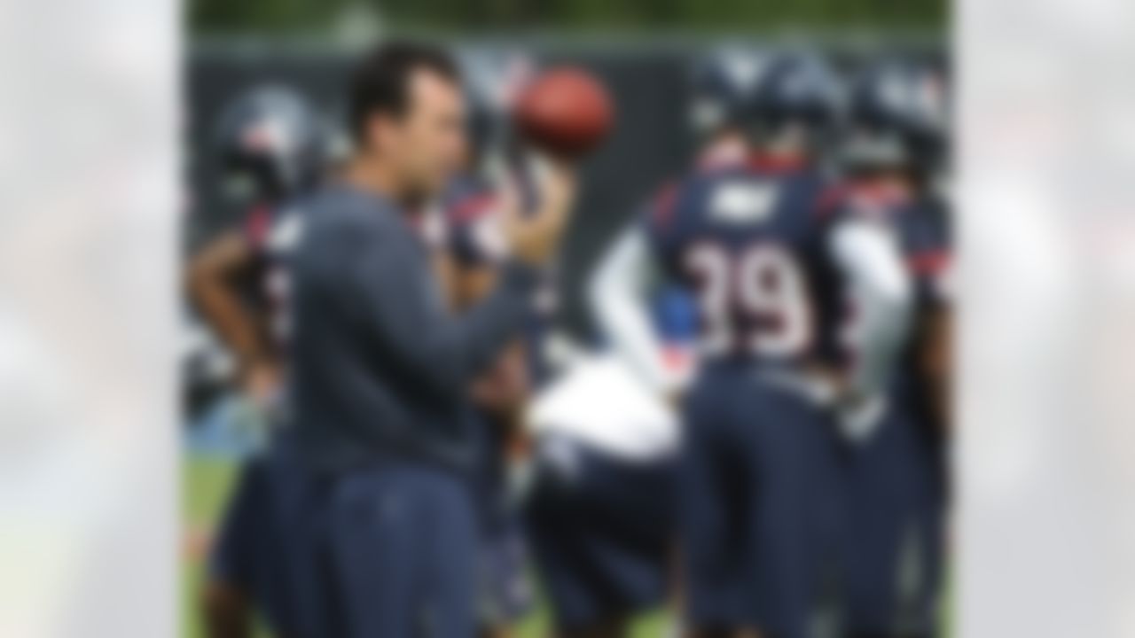 Houston Texans head coach Gary Kubiak watches drills during an NFL football mini camp Tuesday, May 18, 2010, in Houston. (AP Photo/Dave Einsel)