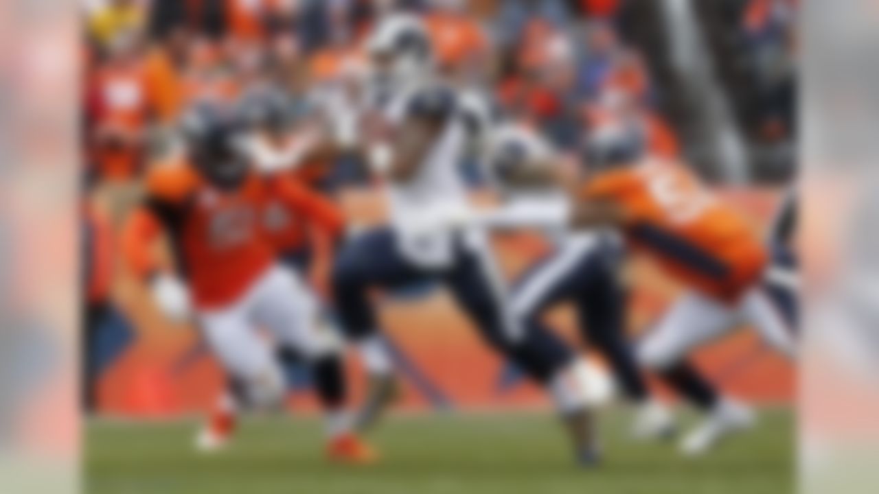 Los Angeles Rams running back Todd Gurley, center, runs as Denver Broncos linebacker Brandon Marshall (54) and linebacker Todd Davis (51) pursue during the first half of an NFL football game, Sunday, Oct. 14, 2018, in Denver. (AP Photo/Joe Mahoney)