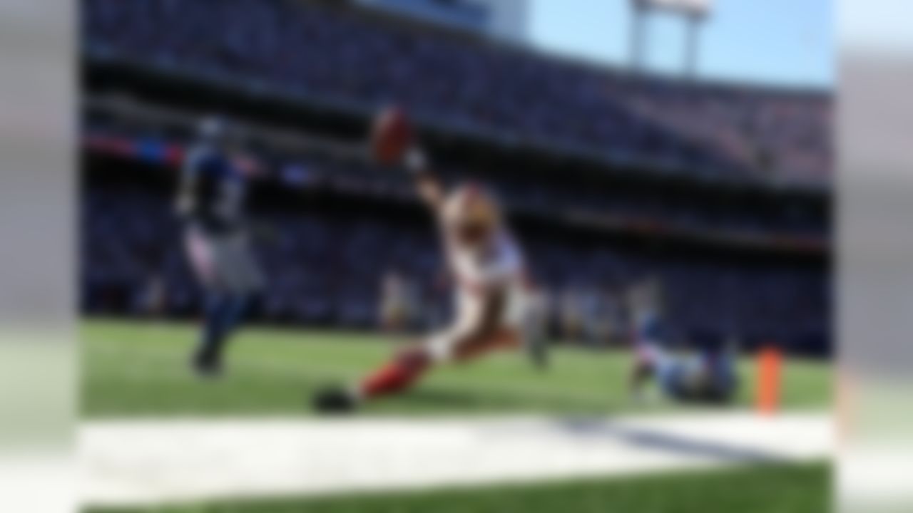 EAST RUTHERFORD, NJ - OCTOBER 21:  Arnaz Battle #83 of the San Francisco 49ers crosses for a touchdown in the corner against the New York Giants on October 21, 2007 at Giants Stadium in East Rutherford, New Jersey.  (Photo by Nick Laham/Getty Images)