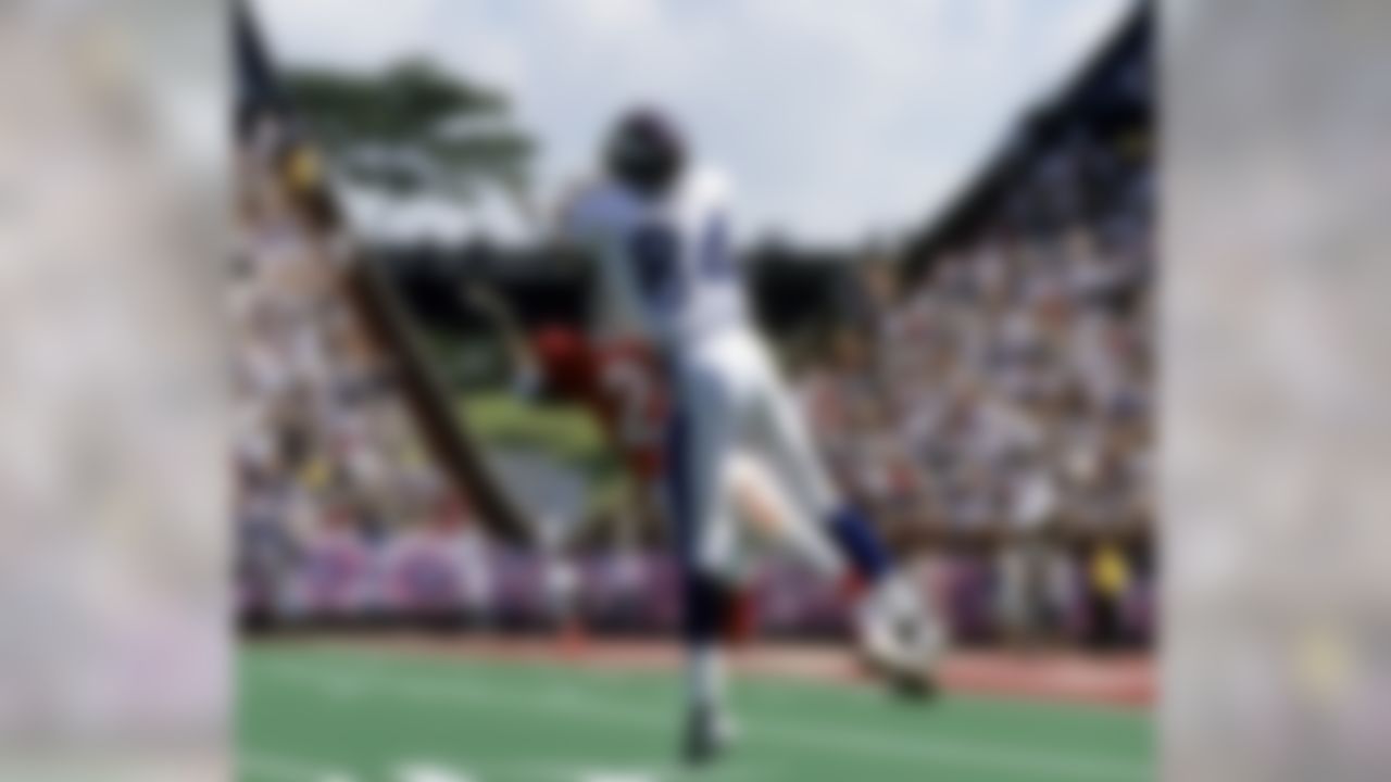 Wide receiver Randy Moss of the Minnesota Vikings (84), playing for the NFC, makes a catch during the 2000 Pro Bowl, a 51 to 31 NFC victory played on February 06, 2000 at Aloha Stadium in Honolulu, Hawaii. Photo by NFL/WireImage.com.