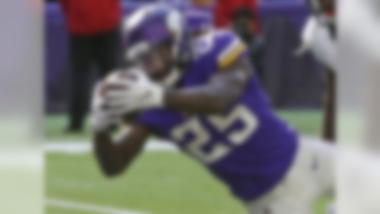 Jerick McKinnon's ascent was forcing Latavius Murray to the waiver-wire in plenty of leagues, but the veteran showed he's not going away without a fight. He still split playing time (30 plays to 34) and carries (18 to 14) with McKinnon, but out-gained McKinnon 117-43 on the ground and found the end zone. Murray might be the better play in favorable game scripts for the Vikings, where they'll turn to him to salt away a lead. That could be what the team faces next week when their top-flight defenses squares off with the lowly Cleveland Browns, who are struggling to find an answer under center. Regardless, Murray should be added in more leagues, especially since Teddy Bridgewater could be returning for the stretch run. (Percent owned: 53.1, FAAB suggestion: 20 percent)