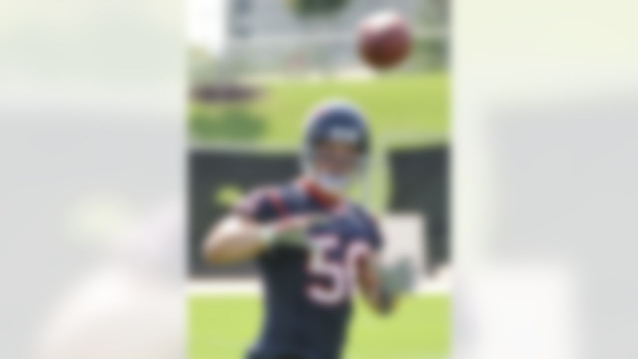 Houston Texans' Brian Cushing eyes the ball during the team's opening NFL football mini camp Monday, May 17, 2010, in Houston. (AP Photo/Dave Einsel)