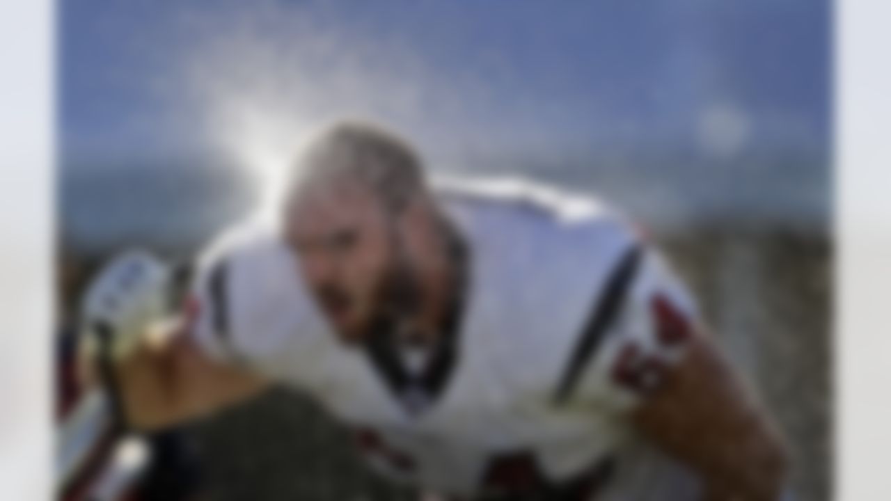 Houston Texans guard Kasey Studdard sprays water on his face to cool down during NFL football training camp practice Sunday, Aug. 1, 2010, in Houston. (AP Photo/David J. Phillip)