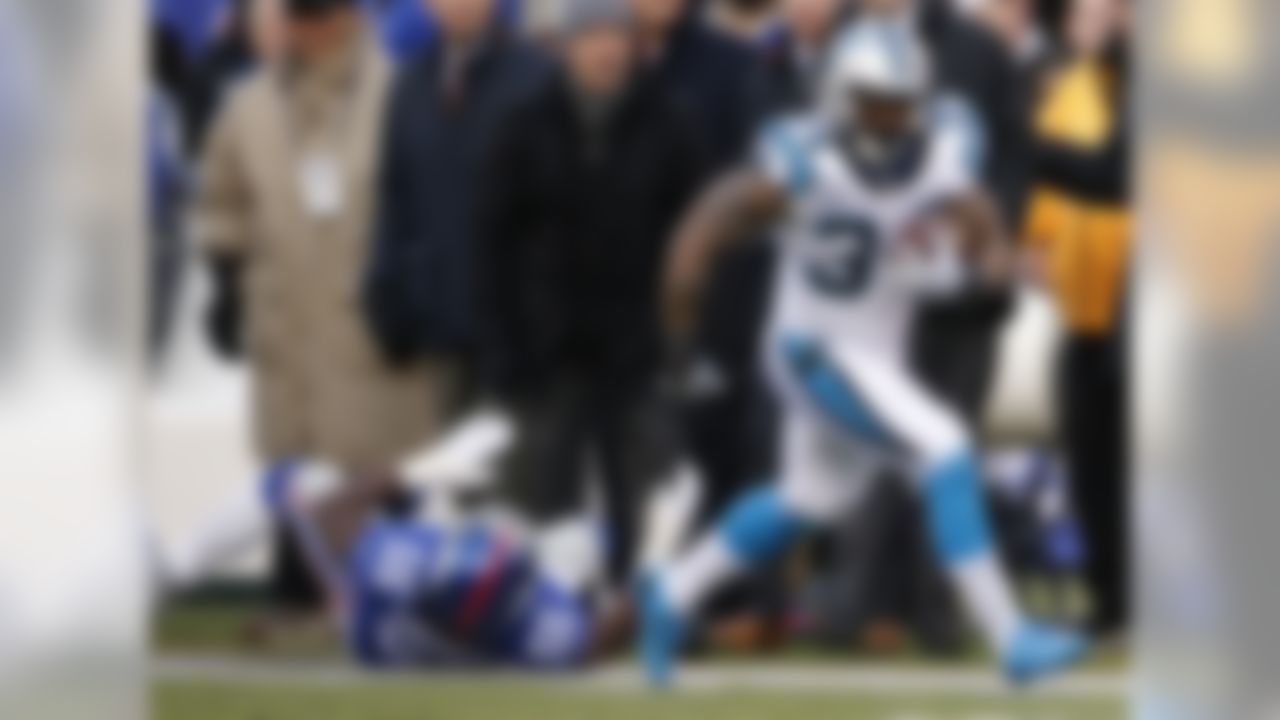 With Jonathan Stewart on the shelf, the Panthers backfield was in flux, and reports swirled all week over which back would be the "starter." Once the pads came on against the Giants, though, it was clear that rookie Cameron Artis-Payne was the leader for the early-down, and clock-killing work. He saw 14 carries and added in two receptions for a total of 93 yards. Next week, the Panthers get a rematch against the Falcons, whose run defense has been showing some cracks in recent weeks. CAP will be a solid flex play, assuming the team keeps Stewart out to heal up fully for the playoffs.