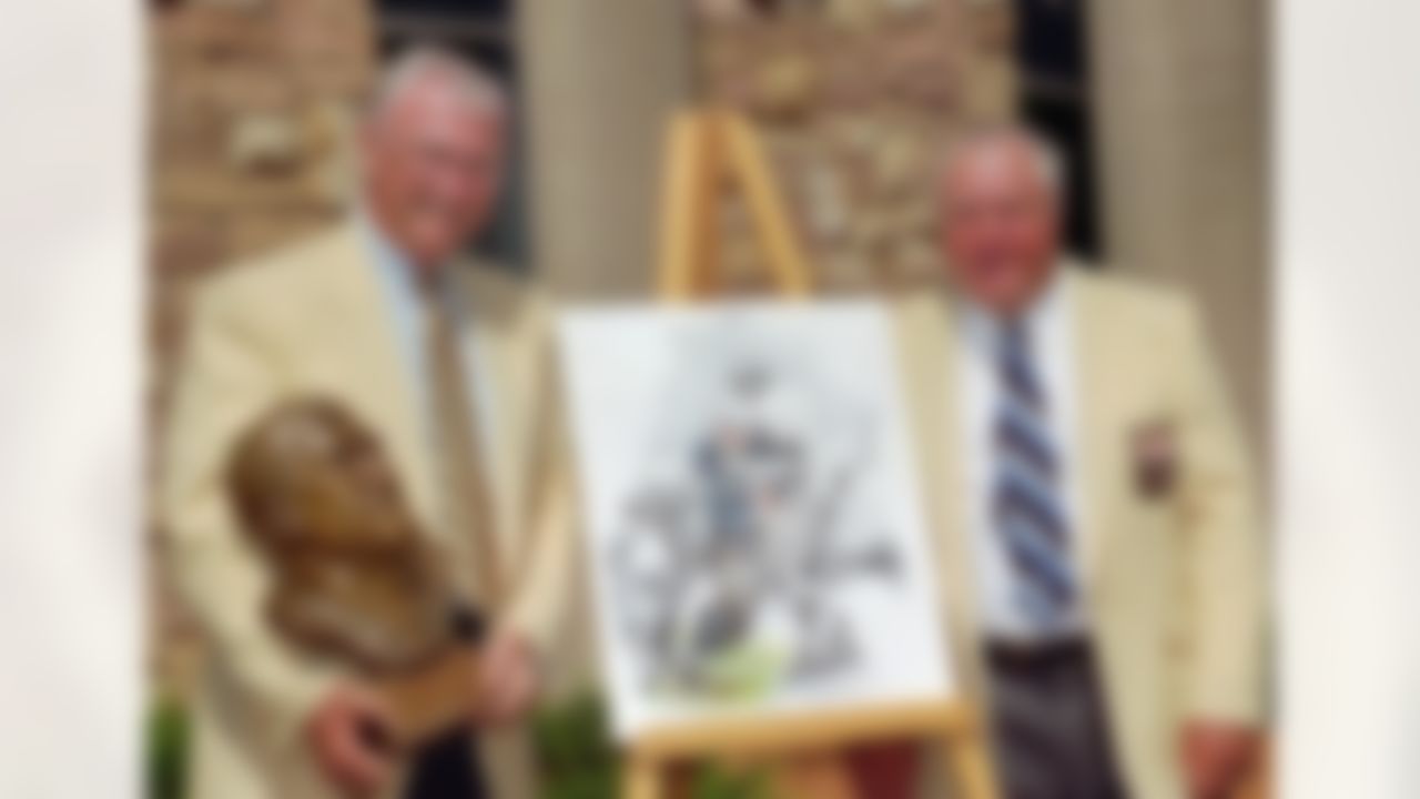 Former Detroit Lions great Lou Creekmur, left, holds his bust with presenter Doak Walker after Creekmur's induction into the Pro Football Hall of Fame Saturday, July 27, 1996, in Canton, Ohio. (AP Photo/Phil Long)