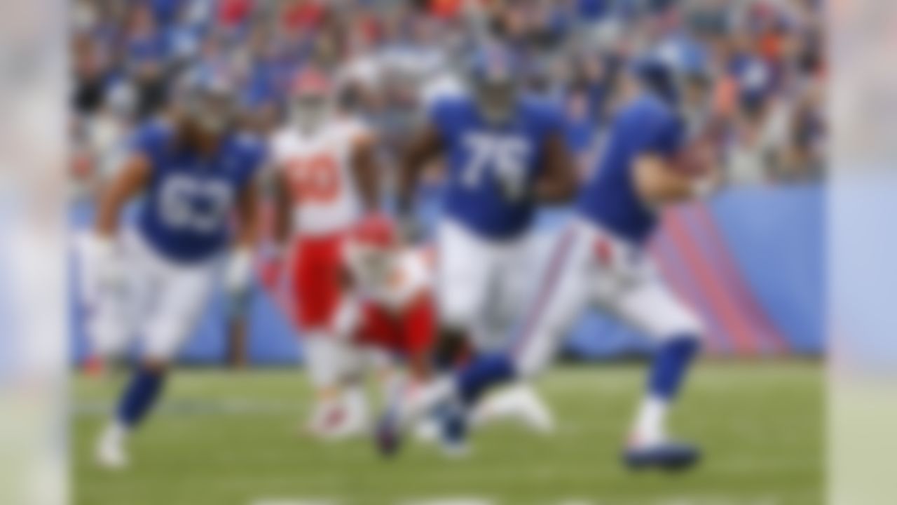 New York Giants quarterback Eli Manning (10) rushes as Kansas City Chiefs outside linebacker Justin Houston (50) and Chris Jones (95) watch during the first half of an NFL football game Sunday, Nov. 19, 2017, in East Rutherford, N.J. (AP Photo/Kathy Willens)