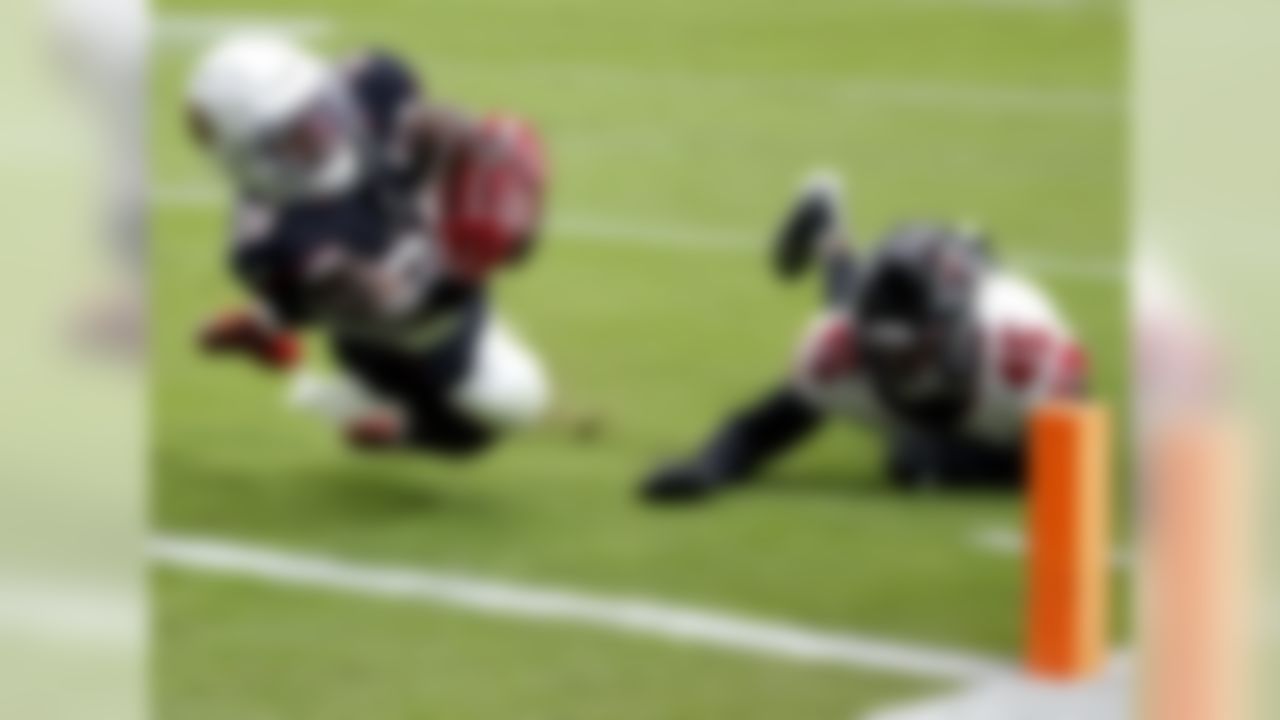 Arizona Cardinals running back Chase Edmonds (29) scores a touchdown as Atlanta Falcons linebacker Deion Jones (45) defends during the first half of an NFL football game, Sunday, Oct. 13, 2019, in Glendale, Ariz.