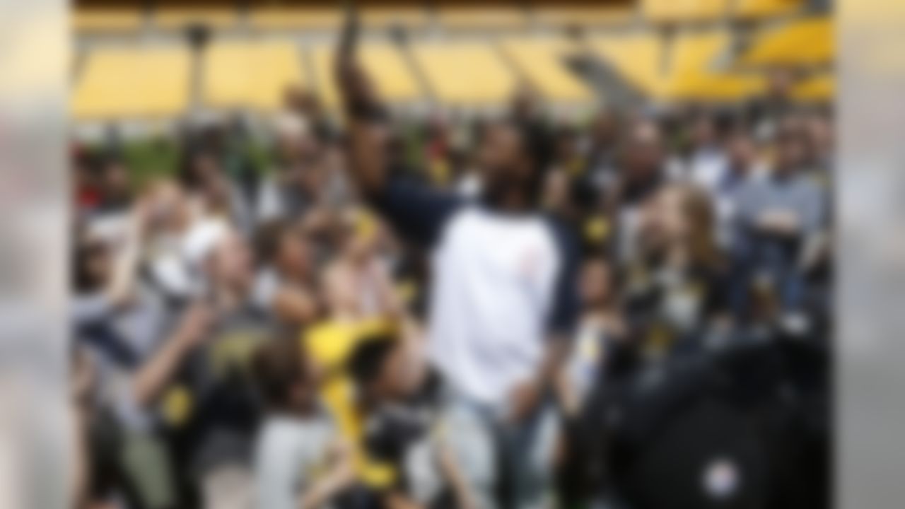 Pittsburgh Steelers first round draft pick Bud Dupree, center, a linebacker out of Kentucky, takes pictures of the fans gathered around him at Fan Blitz, a promotional event put on by the Pittsburgh Steelers NFL football team at Heinz Field, Saturday, May 2, 2015 in Pittsburgh . (AP Photo/Keith Srakocic)