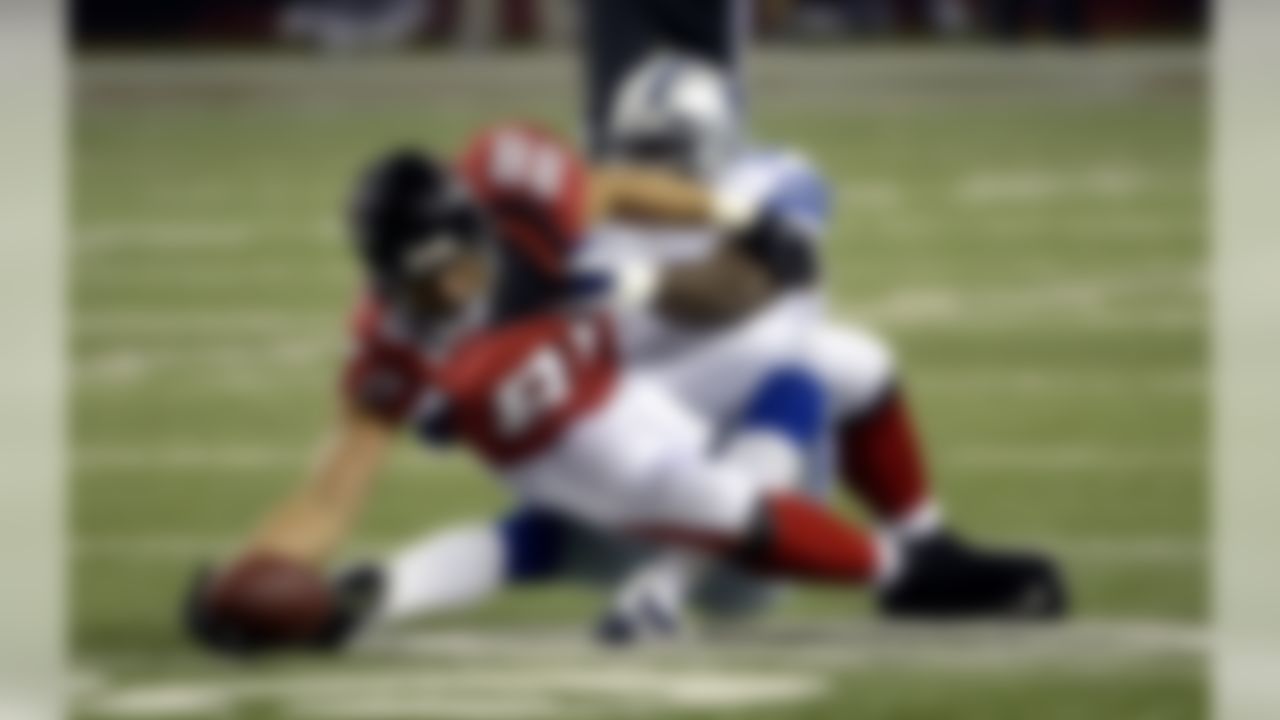 Atlanta Falcons tight end Tony Gonzalez (88) stretches for extra yardage as Dallas Cowboys linebacker Bruce Carter (54) hangs on during the first half of an NFL football game, Sunday, Nov. 4, 2012, in Atlanta. (AP Photo/Rich Addicks)