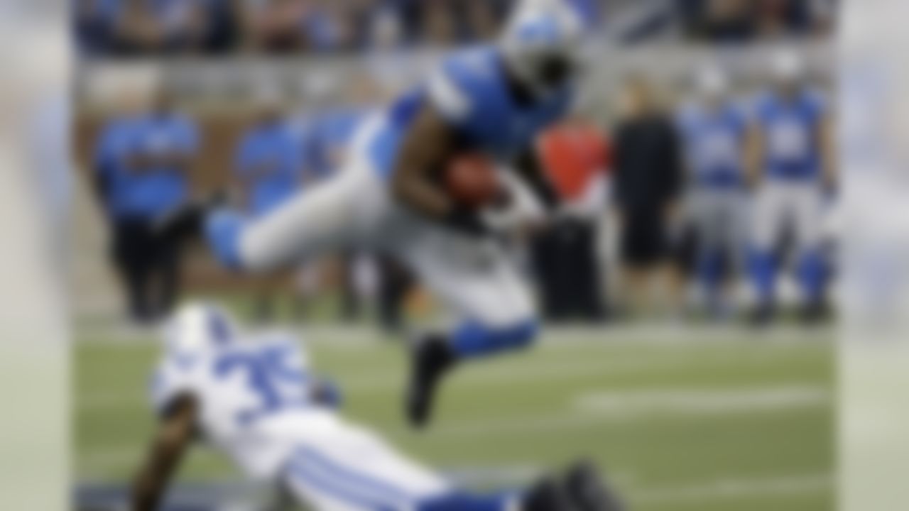 Detroit Lions tight end Brandon Pettigrew (84) looks for a way