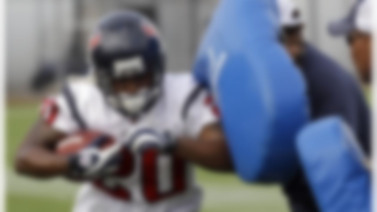 Houston Texans running back Steve Slaton (20) goes through a drill during NFL football training camp, Saturday, July 31, 2010 in Houston. (AP Photo/David J. Phillip)