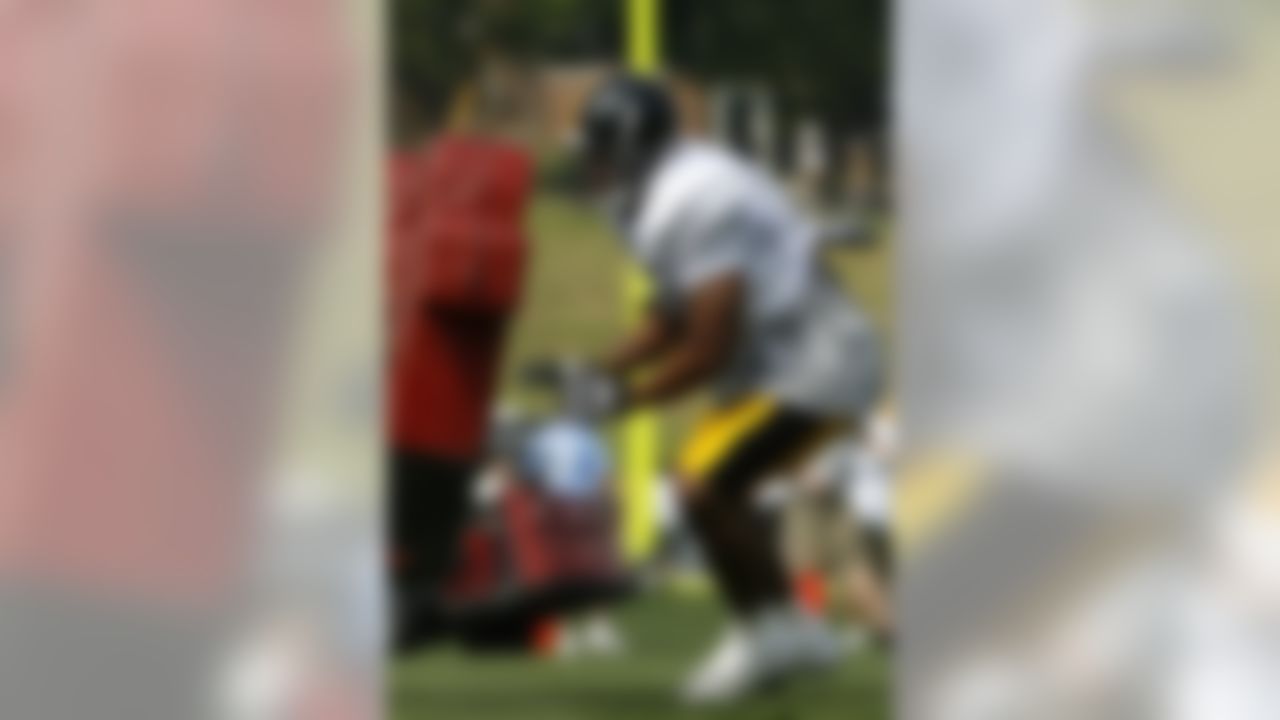 LATROBE, PA - JULY 28:  Rashard Mendenhall #34 of the Pittsburgh Steelers works on a blocking drill during training camp at St. Vincent College on July 28, 2008 in Latrobe, Pennsylvania.  (Photo by Gregory Shamus/Getty Images)