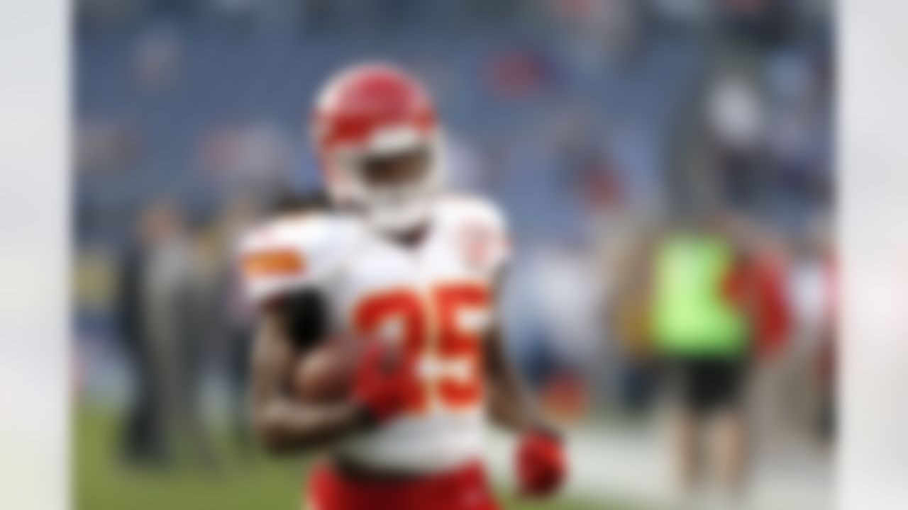 Running back Jamaal Charles #25 of the Kansas City Chiefs warms up before taking on the San Diego Chargers in an NFL football game at Qualcomm Stadium in San Diego, California, on November 1, 2012. (Ben Liebenberg/NFL)