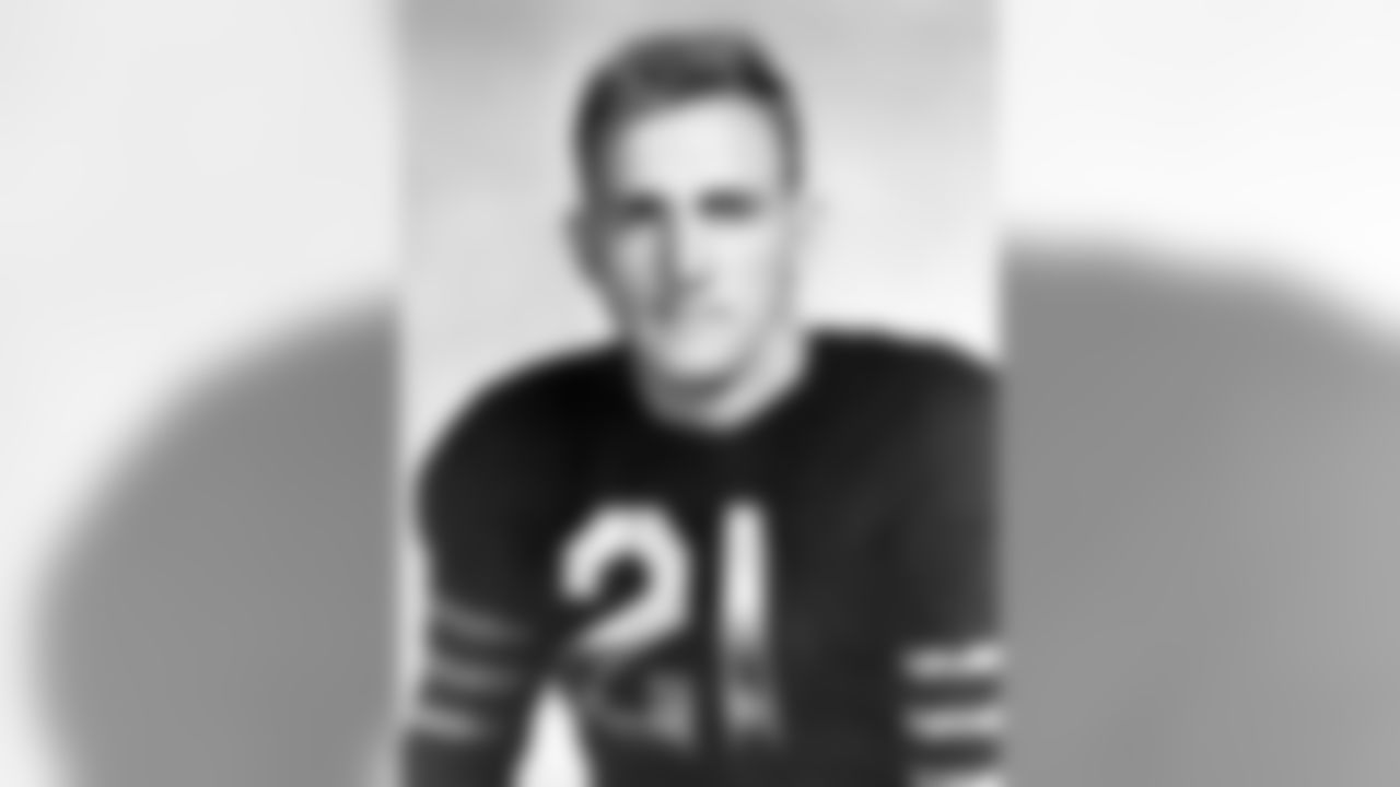 Chicago Bears offensive lineman Dan Fortmann (21) is shown, Sept. 9, 1940, in Chicago, Ill.   (Pro Football Hall of Fame)