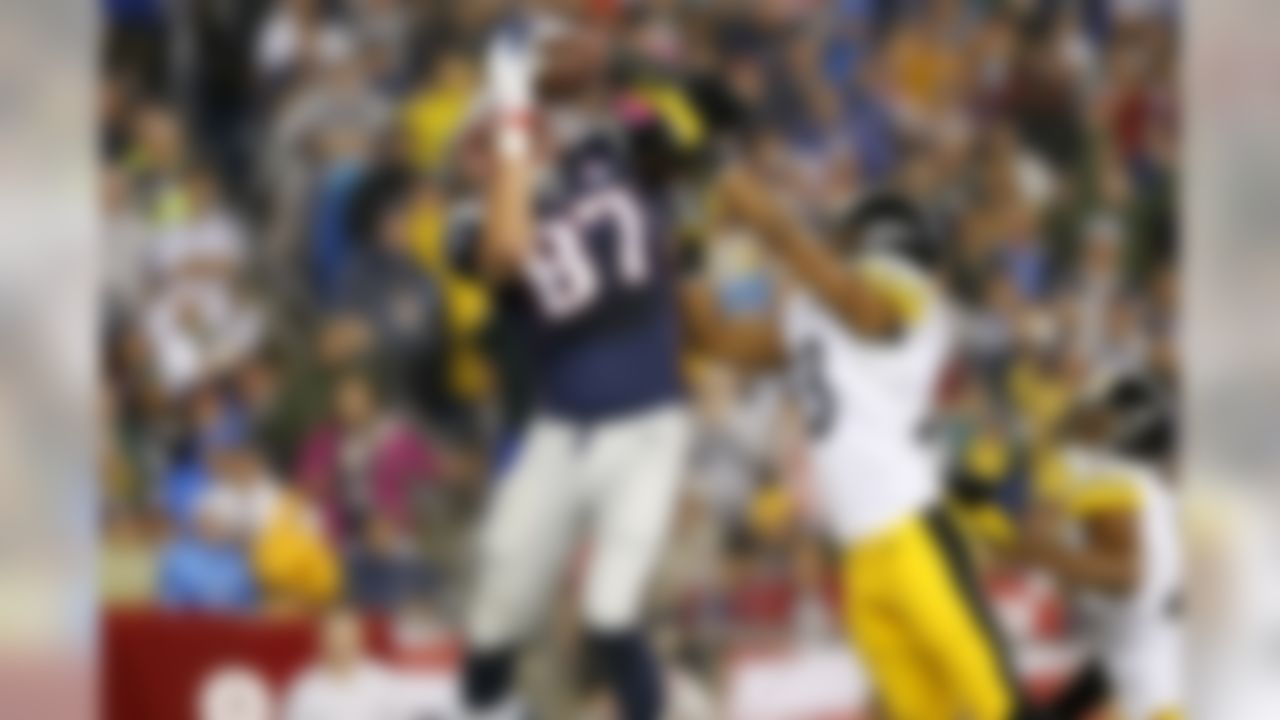 New England Patriots tight end Rob Gronkowski (87) catches his second touchdown of the game against the Pittsburgh Steelers during the NFL football kickoff game at Gillette Stadium on Thursday, Sept. 10, 2015 in Foxborough, Mass. (Ric Tapia/NFL)