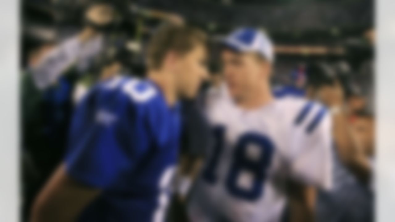 EAST RUTHERFORD, NJ - SEPTEMBER 10: Quarterback Eli Manning #10 of the New York Giants (L) congratulates his brother quarterback Peyton Manning #18 of the Indianapolis Colts on his 26-21 victory on September 10, 2006 at Giants Stadium in East Rutherford, New Jersey. (Photo by Travis Lindquist/Getty Images)